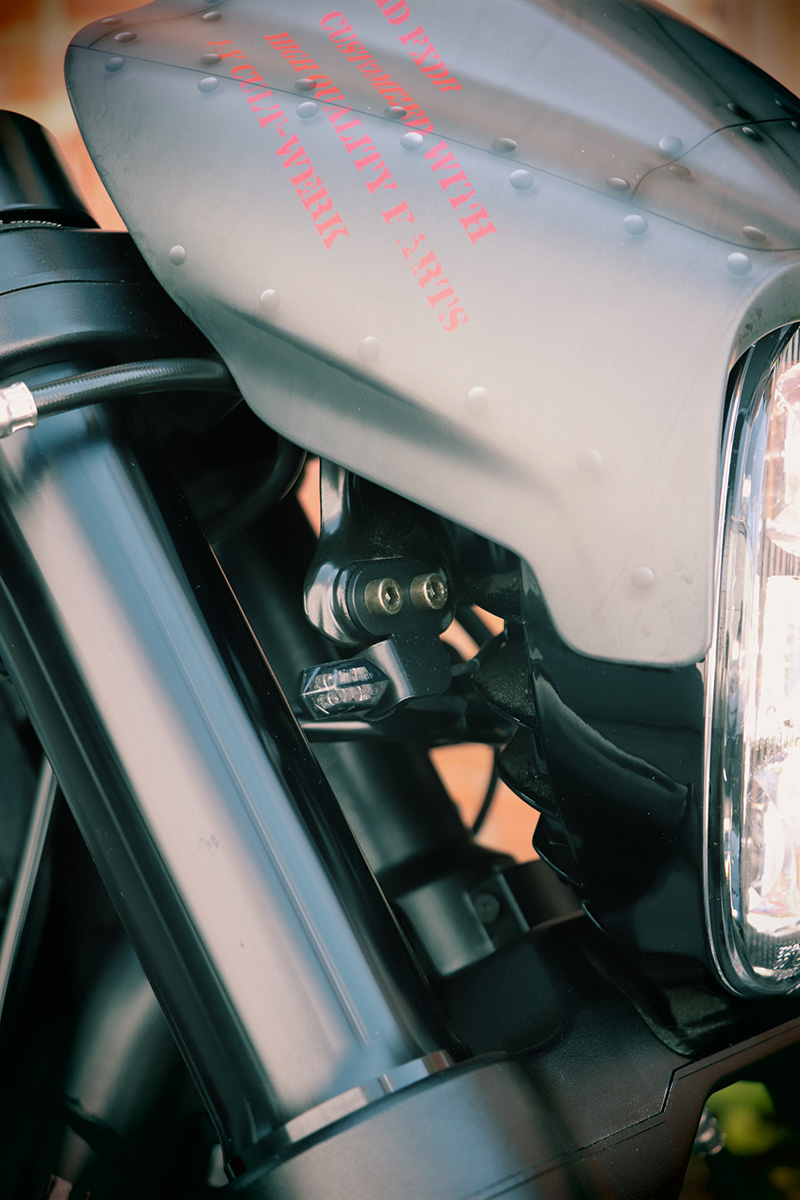 HARLEY FXDR - Blinkerhalter vorne (abgewinkelt)