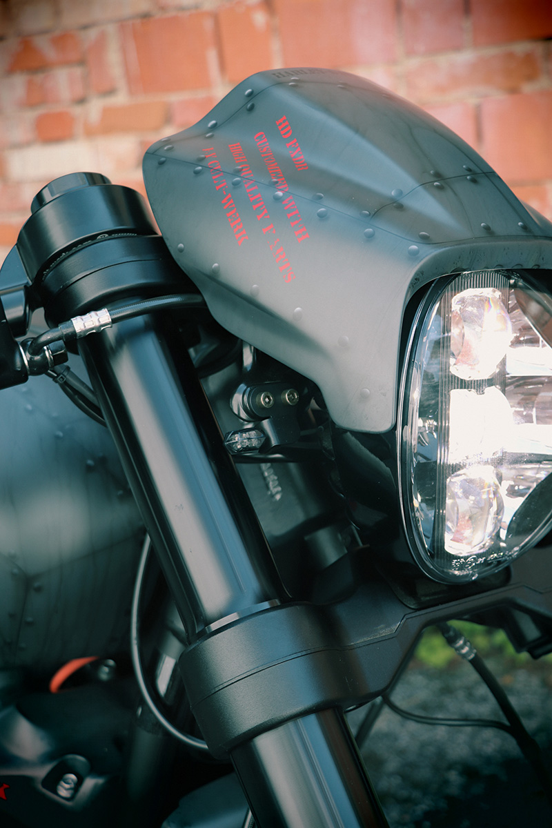 HARLEY FXDR - Blinkerhalter vorne (abgewinkelt)
