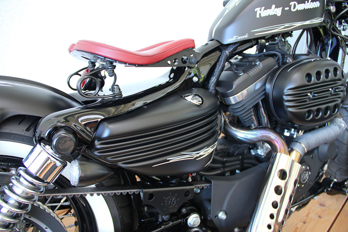 HARLEY SPORTSTER - Seitendeckelset BOBBER (BJ. SPO ab 2014 bis aktuell, schwarz glänzend)