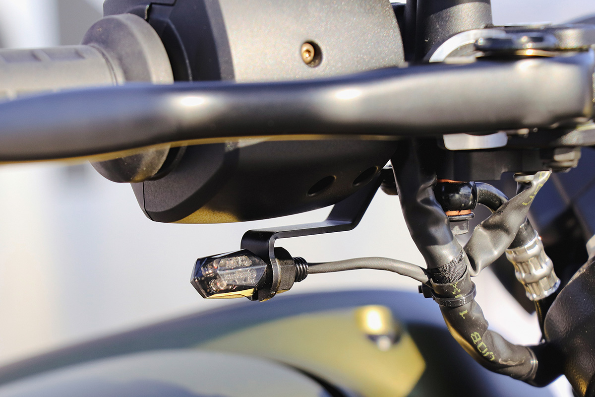 HARLEY - Blinkerhalter vorne (abgewinkelt, BJ. Sportster S ab 2021 & Nightster ab 2022)