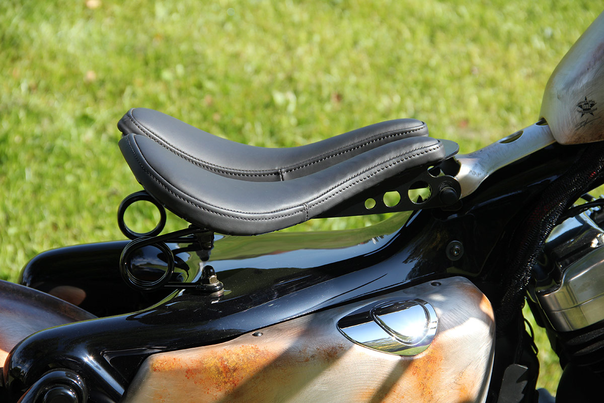 Schwingsattel OLD SCHOOL (passend für Harley-Davidson Modelle: alle Sportster, mit Leder)