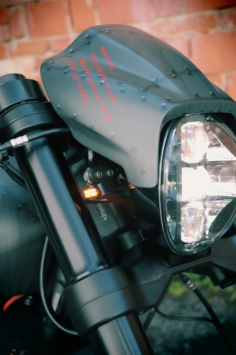 HARLEY FXDR - Blinkerhalter vorne (abgewinkelt)