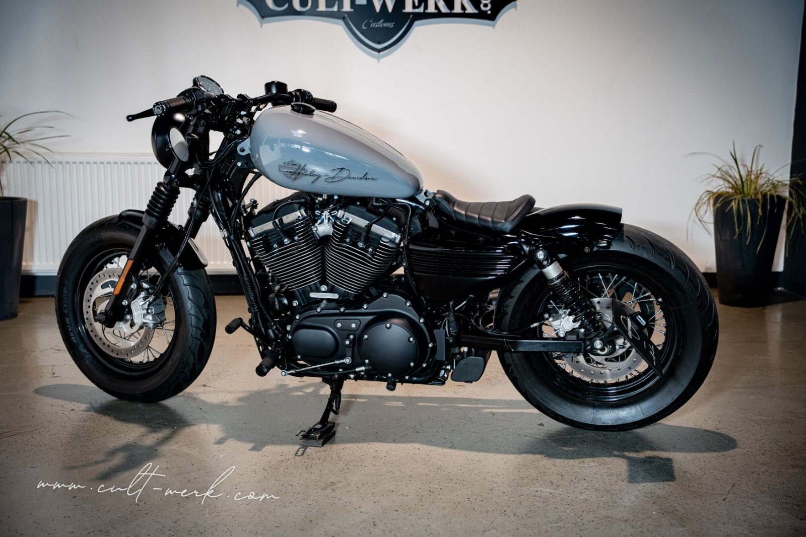 HARLEY DAVIDSON SPORTSTER 1200 CUSTOM "NARDO GREY" 48 by CW