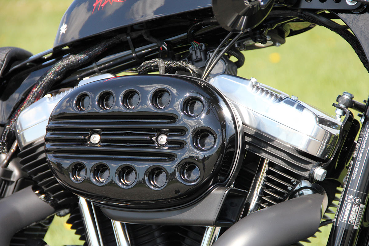 HARLEY SPORTSTER - Luftfilterdeckel SLOTTED (BJ. SPO 2004 bis 2015, schwarz glänzend)