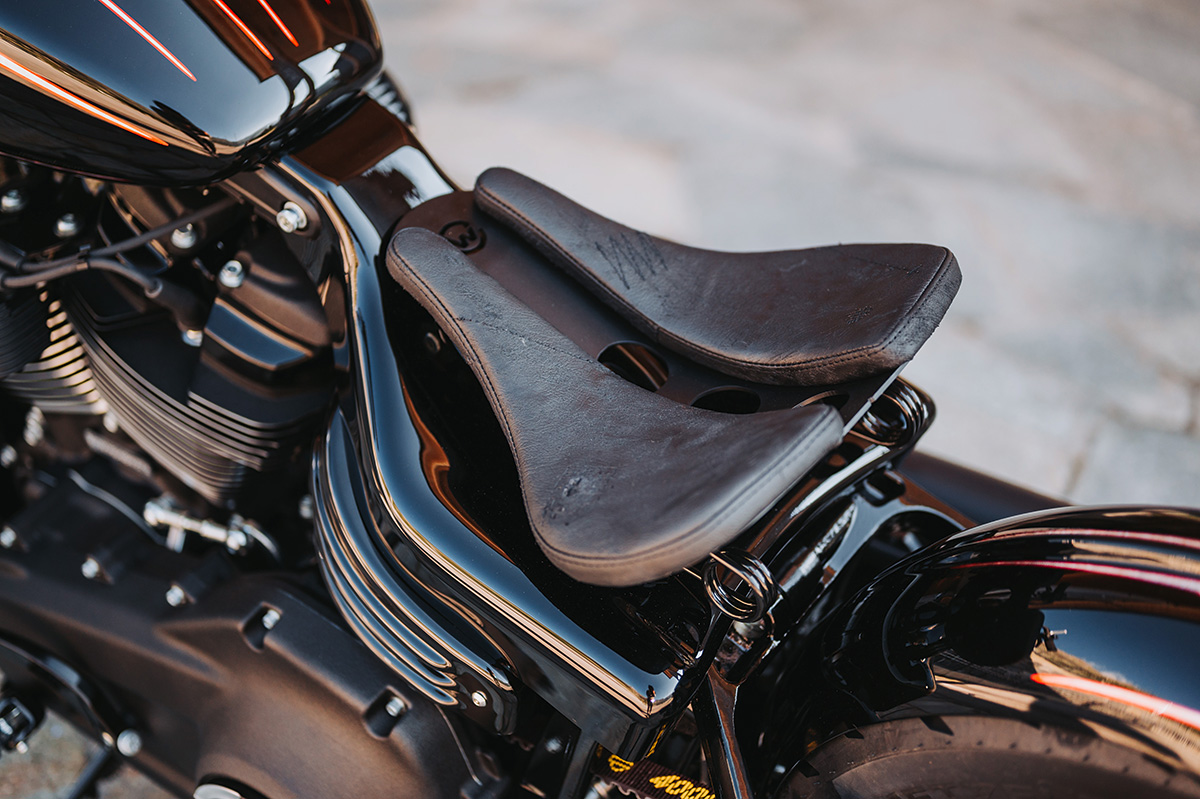 Schwingsattel OLD SCHOOL (passend für Harley-Davidson Modelle: Street Bob & Softail Standard ab 2018)