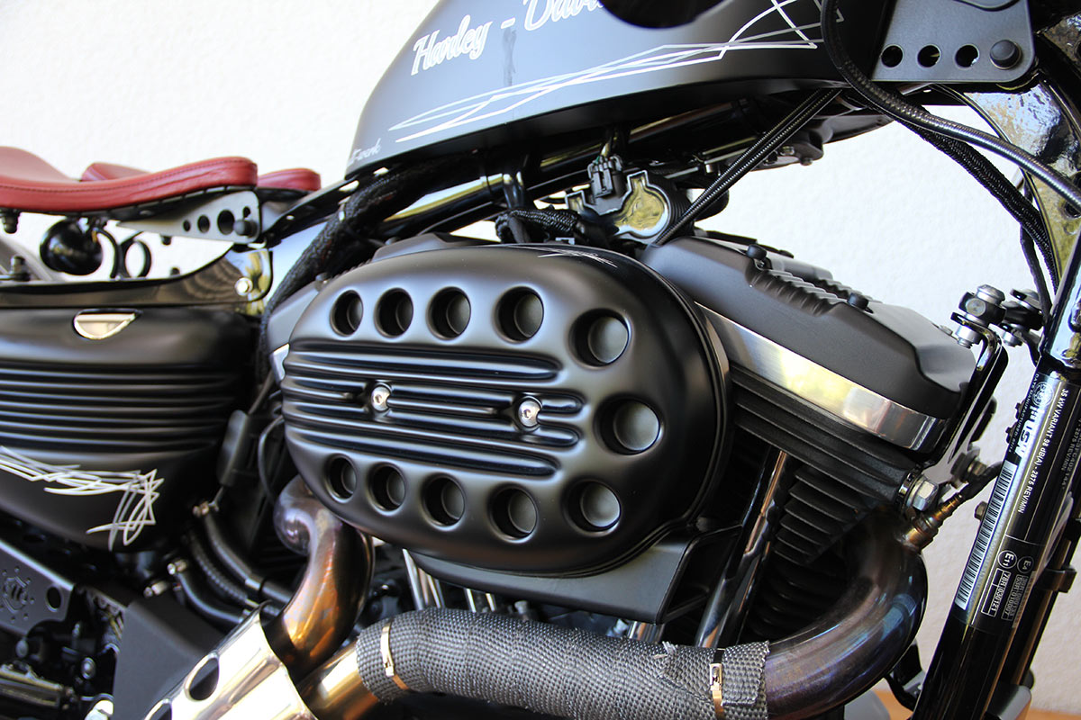 HARLEY SPORTSTER - Luftfilterdeckel SLOTTED (BJ. SPO 2004 bis 2015, schwarz glänzend)